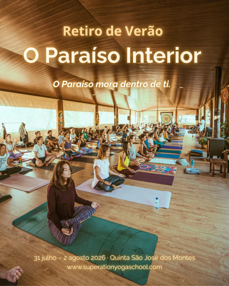 Pessoa a meditar em primeiro plano durante um retiro de yoga e meditação num amplo espaço interior em madeira, com dezenas de participantes sentados em tapetes de yoga em ambiente tranquilo e luminoso. Texto promocional sobreposto: “Retiro de Verão – O Paraíso Interior”, com as datas 31 julho a 2 agosto 2026, na Quinta São José dos Montes.