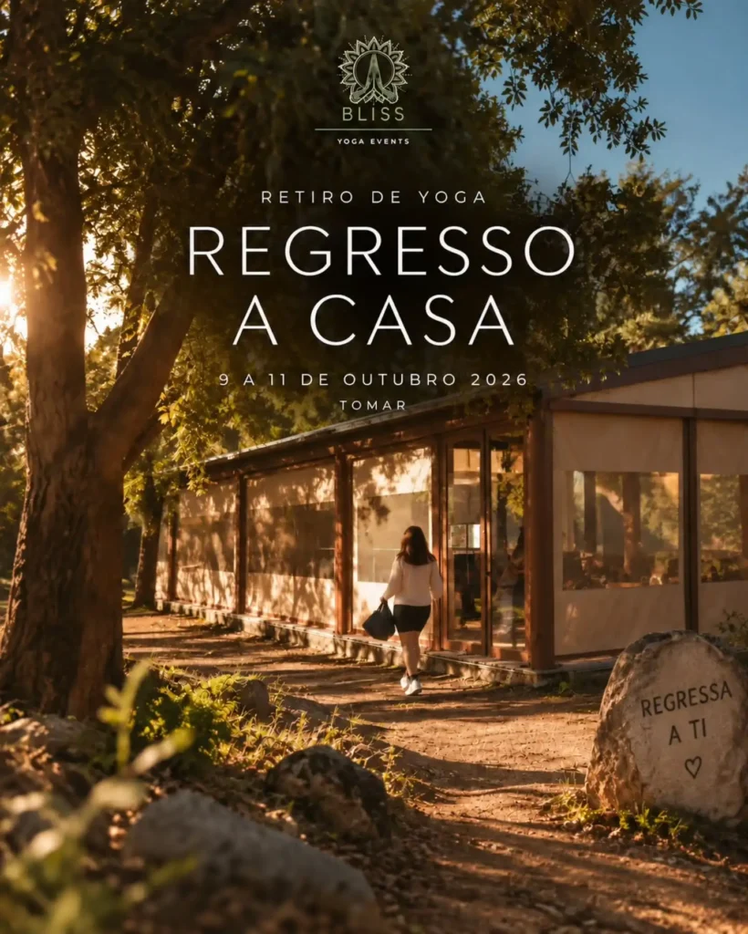 Cartaz do Retiro de Yoga Regresso a Casa por Bliss Yoga Events, de 9 a 11 de outubro de 2026 em Tomar, com uma mulher a caminhar na Quinta de São José dos Montes e uma pedra decorativa onde se lê Regressa a ti.